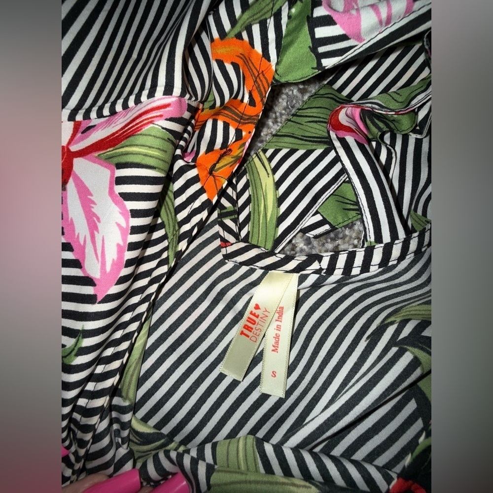 True destiny cropped black and white striped floral blouse with tie back - Picture 3 of 5
